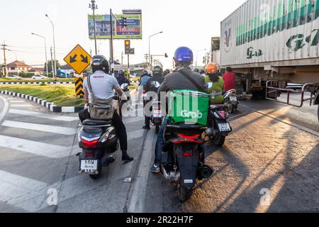 CHIANG RAI, THAILAND - 30. NOVEMBER 2019: Straßenverkehr in Chiang Rai, Thailand Stockfoto