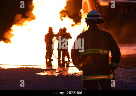 USA Marinekorps Master Sgt. Christopher Lisle, Regional Expeditionary Fire Defighting and Rescue Chief bei Marine Aircraft Control Group-28, beobachtet Marines bei der Feuerausbildung auf der Marine Corps Air Station New River in Jacksonville, North Carolina, am 12. Mai 2023. Die Feuerwehrleute des Marine Corps führten eine Feuerschulung durch, um Vertrauen, Teamarbeit und die Fähigkeit zu schaffen, in Notsituationen zu handeln. (USA Marinekorps (Foto: Lance CPL. Loriann Dauscher) Stockfoto