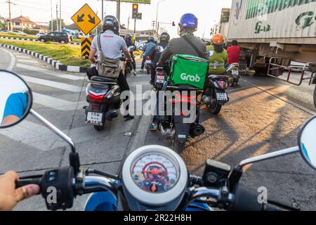 CHIANG RAI, THAILAND - 30. NOVEMBER 2019: Straßenverkehr in Chiang Rai, Thailand Stockfoto