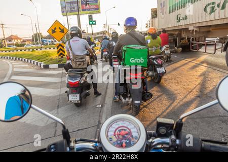 CHIANG RAI, THAILAND - 30. NOVEMBER 2019: Straßenverkehr in Chiang Rai, Thailand Stockfoto