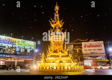 CHIANG RAI, THAILAND - 30. NOVEMBER 2019: Nächtlicher Blick auf den Chiang Rai Uhrenturm in Thailand. Stockfoto