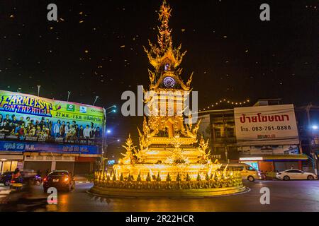 CHIANG RAI, THAILAND - 30. NOVEMBER 2019: Nächtlicher Blick auf den Chiang Rai Uhrenturm in Thailand. Stockfoto