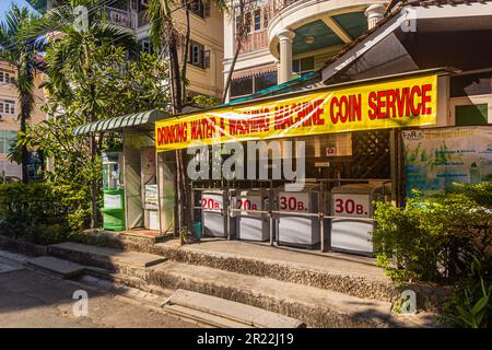 CHIANG MAI, THAILAND - 2. DEZEMBER 2019: Öffentlicher Waschsalon im Freien in Chiang Mai Stockfoto