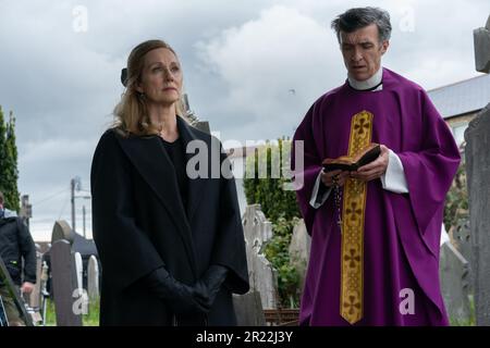 ERSCHEINUNGSDATUM: 24. November 2023. TITEL: Miracle Club. STUDIO: Zephyr-Filme. DIREKTOR: Thaddeus O'Sullivan. GRUNDSTÜCK: Ballyfermot, Irland, 1960. Eine hart umkämpfte Gemeinde im äußeren Dublin marschiert zu ihrem eigenen Beat, verwurzelt in Traditionen der Loyalität, des Glaubens und der Zusammengehörigkeit. Es gibt nur einen verlockenden Traum für die Frauen von Ballyfermot, die Freiheit zu kosten und dem Handschuh des häuslichen Lebens zu entkommen: Eine Pilgerfahrt in die heilige französische Stadt Lourdes zu gewinnen. LAURA LINNEY als Chrissie, MARK O'HALLORAN als Dermot Byrne. (Credit Image: © Zephyr Films/Entertainment Pictures/ZUMAPRESS.com) EDITORIAL US Stockfoto