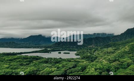 Blick auf Strand und Park bei Kualoa mit Ko'olau Bergen im Hintergrund Stockfoto