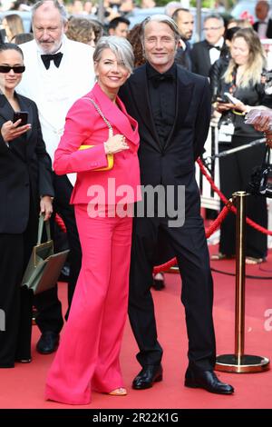 16. Mai 2023, Cannes, Cote d'Azur, Frankreich: MADS MIKKELSEN und HANNE JACOBSEN nehmen am 16. Mai 2023 in Cannes, Frankreich, an der Vorführung von „Jeanne du Barry“ und der Eröffnungszeremonie des roten Teppichs für das 76. Jährliche Filmfestival von Cannes im Palais des Festivals Teil (Bild: © Mickael Chavet/ZUMA Press Wire) NUR REDAKTIONELLE VERWENDUNG! Nicht für den kommerziellen GEBRAUCH! Stockfoto