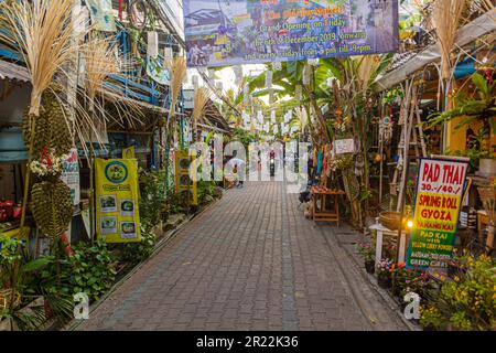 CHIANG MAI, THAILAND - 12. DEZEMBER 2019: Enge Straße in einem touristischen Viertel von Chiang Mai Stockfoto