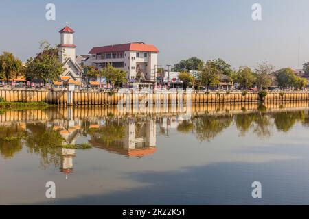 CHIANG MAI, THAILAND - 13. DEZEMBER 2019: Blick auf die christliche Schule von Chiang Mai und den Fluss Ping in Chiang Mai Stockfoto