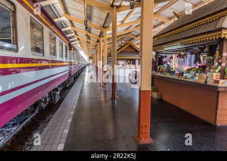 CHIANG MAI, THAILAND - 13. DEZEMBER 2019: Bahnsteig des Bahnhofs Chiang Mai. Stockfoto