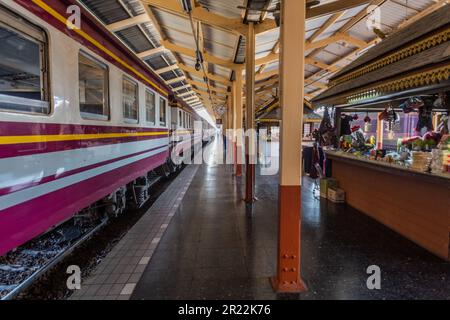 CHIANG MAI, THAILAND - 13. DEZEMBER 2019: Bahnsteig des Bahnhofs Chiang Mai. Stockfoto