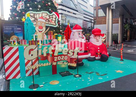 BANGKOK, THAILAND - 14. DEZEMBER 2019: Weihnachtsdekoration in den Straßen von Bangkok, Thailand Stockfoto