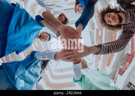 Eine Gruppe von Ärzten und einer medizinischen Krankenschwester arbeiten zusammen und zeigen die unerschütterliche Teamarbeit und Solidarität, die ihr Kollektiv antreibt Stockfoto