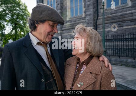 ERSCHEINUNGSDATUM: 24. November 2023. TITEL: Miracle Club. STUDIO: Zephyr-Filme. DIREKTOR: Thaddeus O'Sullivan. GRUNDSTÜCK: Ballyfermot, Irland, 1960. Eine hart umkämpfte Gemeinde im äußeren Dublin marschiert zu ihrem eigenen Beat, verwurzelt in Traditionen der Loyalität, des Glaubens und der Zusammengehörigkeit. Es gibt nur einen verlockenden Traum für die Frauen von Ballyfermot, die Freiheit zu kosten und dem Handschuh des häuslichen Lebens zu entkommen: Eine Pilgerfahrt in die heilige französische Stadt Lourdes zu gewinnen. STEPHEN REA als Frank Dunne, MAGGIE SMITH als Lily Fox. (Kreditbild: © Zephyr Films/Entertainment Pictures/ZUMAPRESS.com) NUR REDAKTIONELLE VERWENDUNG Stockfoto