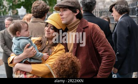 ERSCHEINUNGSDATUM: 24. November 2023. TITEL: Miracle Club. STUDIO: Zephyr-Filme. DIREKTOR: Thaddeus O'Sullivan. GRUNDSTÜCK: Ballyfermot, Irland, 1960. Eine hart umkämpfte Gemeinde im äußeren Dublin marschiert zu ihrem eigenen Beat, verwurzelt in Traditionen der Loyalität, des Glaubens und der Zusammengehörigkeit. Es gibt nur einen verlockenden Traum für die Frauen von Ballyfermot, die Freiheit zu kosten und dem Handschuh des häuslichen Lebens zu entkommen: Eine Pilgerfahrt in die heilige französische Stadt Lourdes zu gewinnen. AGNES O'CASEY als Dolly Hennessey, MARK MCKENNA als George Hennessey. (Kreditbild: © Zephyr Films/Entertainment Pictures/ZUMAPRESS.com) EDITOR Stockfoto
