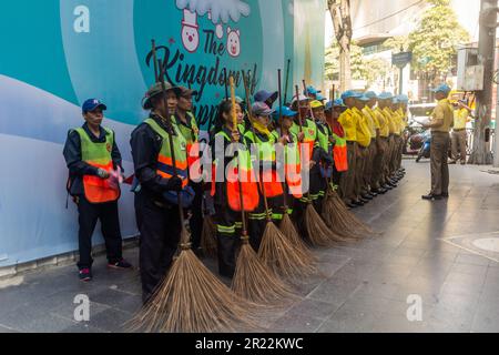 BANGKOK, THAILAND - 14. DEZEMBER 2019: Gruppe von Straßenreinigern in Bangkok, Thailand Stockfoto