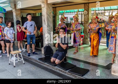 BANGKOK, THAILAND - 14. DEZEMBER 2019: Menschen in einem Schrein in Bangkok, Thailand Stockfoto