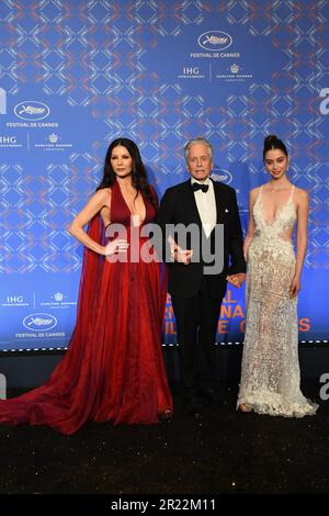 Cannes, . 16. Mai 2023. 76. Filmfestival Cannes 2023, Ankunft Galadinner zur Eröffnung. Pictured Catherine Zeta-Jones, Michael Douglas, Carys Zeta Douglas Credit: Independent Photo Agency/Alamy Live News Stockfoto