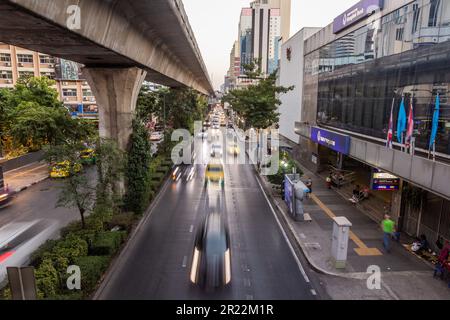 BANGKOK, THAILAND - 14. DEZEMBER 2019: Blick auf die BTS-Linie über die Sukhumvit Road in Bangkok, Thailand. Stockfoto