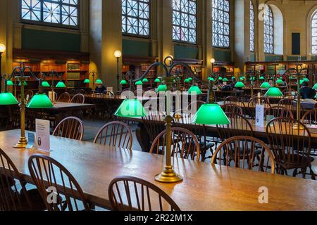 Boston, Massachusetts - 29. November 2018 - Foto von Bates Hall in der Boston Public Library mit grünen Lampen und Holztischen Stockfoto
