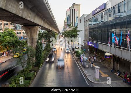 BANGKOK, THAILAND - 14. DEZEMBER 2019: Blick auf die BTS-Linie über die Sukhumvit Road in Bangkok, Thailand. Stockfoto