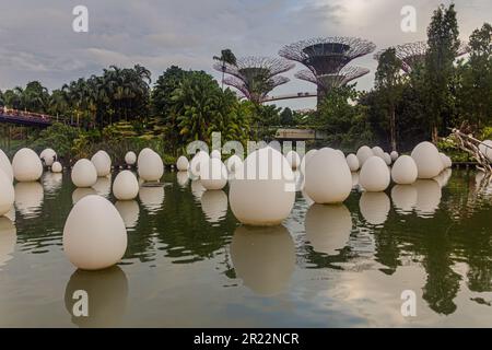 SINGAPUR, SINGAPUR - 16. DEZEMBER 2019: Im Garten an der Bucht in Singapur werden Eier im Freien ausgestellt. Stockfoto