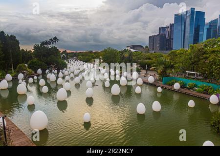 SINGAPUR, SINGAPUR - 16. DEZEMBER 2019: Im Garten an der Bucht in Singapur werden Eier im Freien ausgestellt. Stockfoto