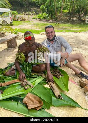 Kava ist ein traditionelles und kulturell bedeutsames Getränk in Vanuatu. Es wird aus den Wurzeln der Kava-Pflanze, wissenschaftlich bekannt als Piper methysticum, hergestellt. Die Wurzeln werden zu einem feinen Pulver gemahlen, das dann mit Wasser vermischt wird und zu einem schlammigen, erdigen Getränk wird. Kava wird seit Jahrhunderten in Vanuatu konsumiert und ist tief mit sozialen, zeremoniellen und medizinischen Aspekten der lokalen Kultur verflochten. Sie wird oft von Freunden und Familie bei Versammlungen oder offiziellen Zeremonien geteilt und fördert Entspannung, soziale Bindungen und ein Gemeinschaftsgefühl. Kava ist bekannt für seine beruhigenden Eigenschaften, Prov Stockfoto