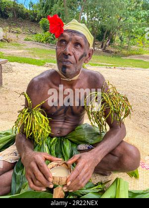 Kava ist ein traditionelles und kulturell bedeutsames Getränk in Vanuatu. Es wird aus den Wurzeln der Kava-Pflanze, wissenschaftlich bekannt als Piper methysticum, hergestellt. Die Wurzeln werden zu einem feinen Pulver gemahlen, das dann mit Wasser vermischt wird und zu einem schlammigen, erdigen Getränk wird. Kava wird seit Jahrhunderten in Vanuatu konsumiert und ist tief mit sozialen, zeremoniellen und medizinischen Aspekten der lokalen Kultur verflochten. Sie wird oft von Freunden und Familie bei Versammlungen oder offiziellen Zeremonien geteilt und fördert Entspannung, soziale Bindungen und ein Gemeinschaftsgefühl. Kava ist bekannt für seine beruhigenden Eigenschaften, Prov Stockfoto