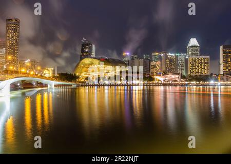 SINGAPUR, SINGAPUR - 17. DEZEMBER 2019: Skyline der Marina Bay mit Esplanade Concert Hall in Singapur Stockfoto