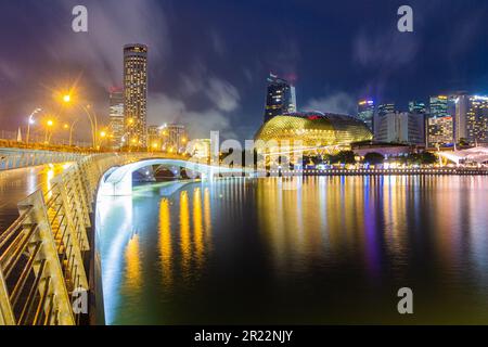 SINGAPUR, SINGAPUR - 17. DEZEMBER 2019: Skyline der Marina Bay mit Esplanade Concert Hall in Singapur Stockfoto