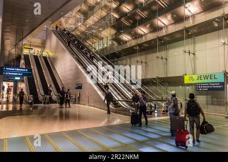 SINGAPUR, SINGAPUR - 17. DEZEMBER 2019: Rolltreppen an der MRT-Station des Flughafens Changi in Singapur Stockfoto