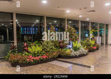 SINGAPUR, SINGAPUR - 17. DEZEMBER 2019: Weihnachtsbäume am Flughafen Singapur Changi Stockfoto