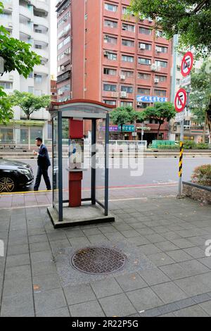 Öffentlicher Münztelefon-Schalter von Chunghwa Telecom in Taipeh, Taiwan; Münzbetrieb, mit der Möglichkeit zur Zahlung mit iPass, iCash, EasyCard oder Taiwan Easy Go; Street. Stockfoto