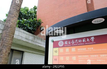 Unterschreiben Sie an der National Taiwan Normal University mit Gebäudeinformationen, Taipei, Taiwan: Bibliothek, Po-Ai Gebäude, Sprachzentrum, Bildungsbüro. Stockfoto