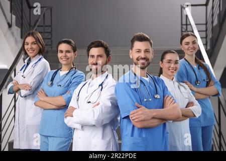 Team von Fachärzten auf der Treppe in der Klinik Stockfoto