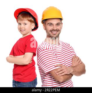 Vater und Sohn tragen Schutzhelme auf weißem Hintergrund. Reparaturarbeiten Stockfoto