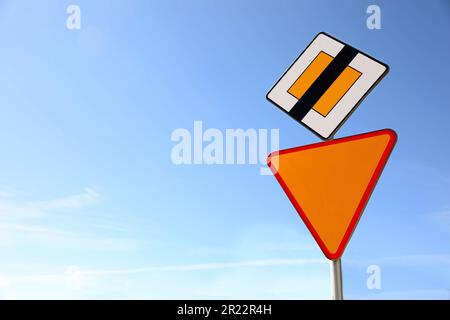 Verschiedene Straßenschilder am blauen Himmel. Platz für Text Stockfoto