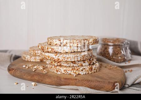 Ein Stapel frischer knuspriger Reiskuchen auf einem weißen Holztisch, Nahaufnahme Stockfoto