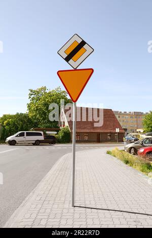 Verschiedene Straßenschilder auf der Stadtstraße. Verkehrsregeln Stockfoto