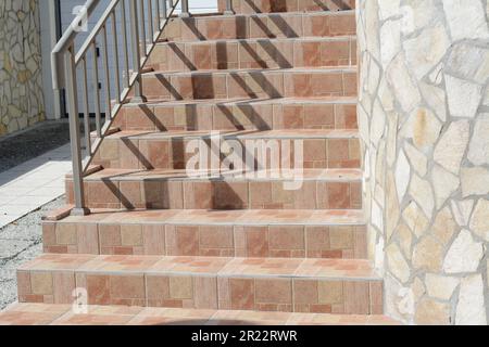 Wunderschöne geflieste Treppen mit Metallgeländern im Freien Stockfoto