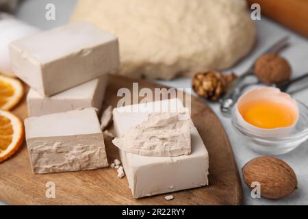 Hefe und Zutaten für Teig auf dem Tisch, Nahaufnahme Stockfoto