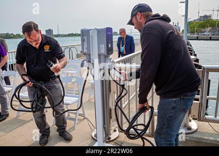 Detroit, Michigan, USA. 16. Mai 2023. Die Vereinigten Staaten und Kanada kündigten Pläne für einen binationalen Korridor für Elektrofahrzeuge an, in dem alle 50 km DC-Schnellladestationen von Kalamazoo, Michigan, nach Quebec City, Quebec, installiert werden. Elektroarbeiter, Mitglieder der IBEW, haben vor der Veranstaltung ein Elektroladegerät eingerichtet. Kredit: Jim West/Alamy Live News Stockfoto