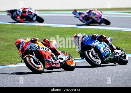 Phillip Island, Australien, 16. Oktober 2022. Marc Marquez aus Spanien im Repsol Honda Team Honda und Alex Rins aus Spanien im Team Suzuki Ecstar Suzuki während der australischen MotoGP 2022 auf der Phillip Island Rennstrecke am 16. Oktober 2022 in Phillip Island, Australien. Kredit: Nigel Owen/Speed Media/Alamy Live News Stockfoto