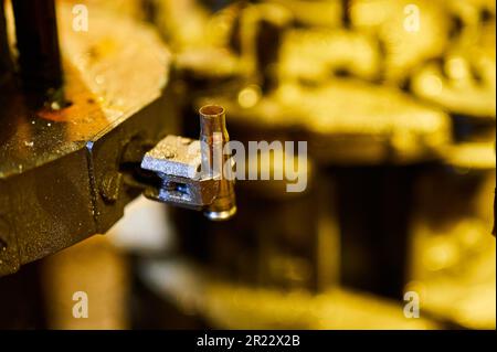 Klammer mit Messing-Kugelgehäuse im Werk für die Ammo-Produktion Stockfoto