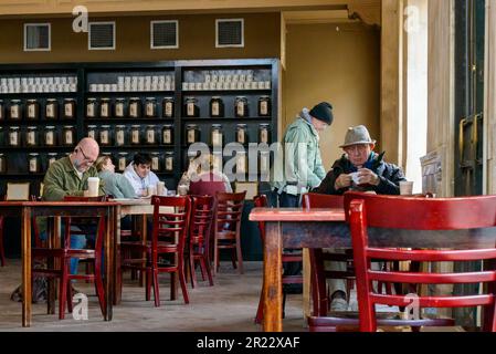 NEW ORLEANS, LA, USA - 17. FEBRUAR 2023: Junge und alte Gäste im Café Rue de la Course an einem Wintertag Stockfoto