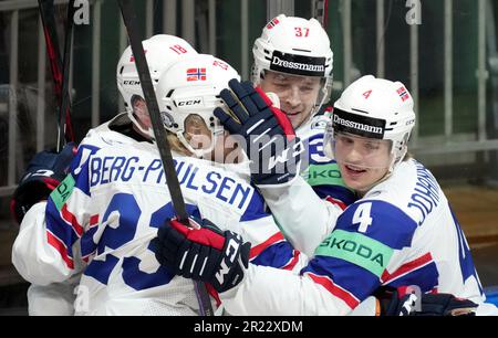 Riga, Lettland. 16. Mai 2023. Die norwegischen Spieler feiern, nachdem sie beim Spiel der Gruppe B zwischen Norwegen und Slowenien bei der IIHF-Eishockey-Weltmeisterschaft 2023 in Riga (Lettland) am 16. Mai 2023 ein Tor geschossen haben. Kredit: Edijs Palens/Xinhua/Alamy Live News Stockfoto