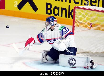 Riga, Lettland. 16. Mai 2023. Norwegens Torhüter Henrik Haukeland versucht, beim Spiel der Gruppe B zwischen Norwegen und Slowenien bei der IIHF-Eishockey-Weltmeisterschaft 2023 in Riga (Lettland) am 16. Mai 2023 zu sparen. Kredit: Edijs Palens/Xinhua/Alamy Live News Stockfoto