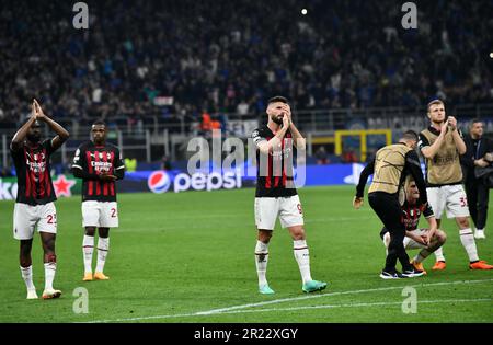 Mailand, Italien. 16. Mai 2023. Die Spieler von AC Mailand begrüßen die Fans am Ende des Halbfinalspiels der UEFA Champions League auf der zweiten Teilstrecke zwischen Inter Mailand und AC Mailand am 16. Mai 2023 in Mailand, Italien. Kredit: Jin Mamengni/Xinhua/Alamy Live News Stockfoto