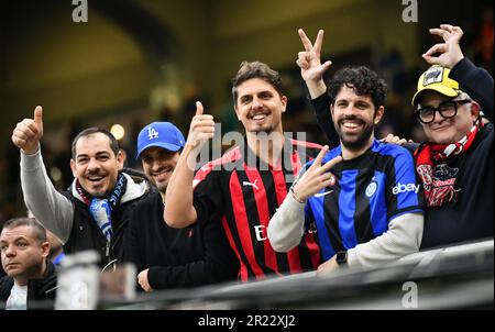 Mailand, Italien. 16. Mai 2023. Fans posieren vor dem Halbfinale der UEFA Champions League auf der zweiten Teilstrecke zwischen Inter Mailand und dem AC Mailand am 16. Mai 2023 in Mailand, Italien. Kredit: Jin Mamengni/Xinhua/Alamy Live News Stockfoto