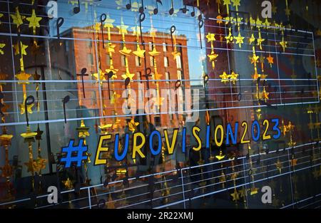 Eurovision2023 dekoriertes Schaufenster, mit reflektierendem Sonnenuntergang am Royal Albert Dock, Liverpool, Merseyside, England, Großbritannien, L3 4AF Stockfoto